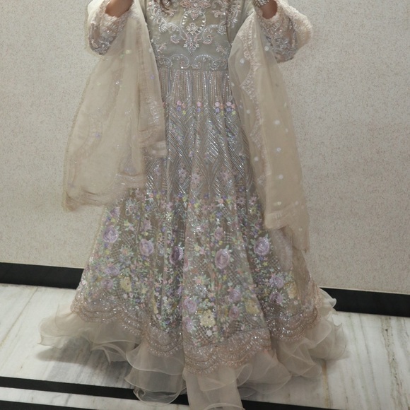 Pakistani gown with duppata for sale! Brand new worn once! - Picture 2 of 5